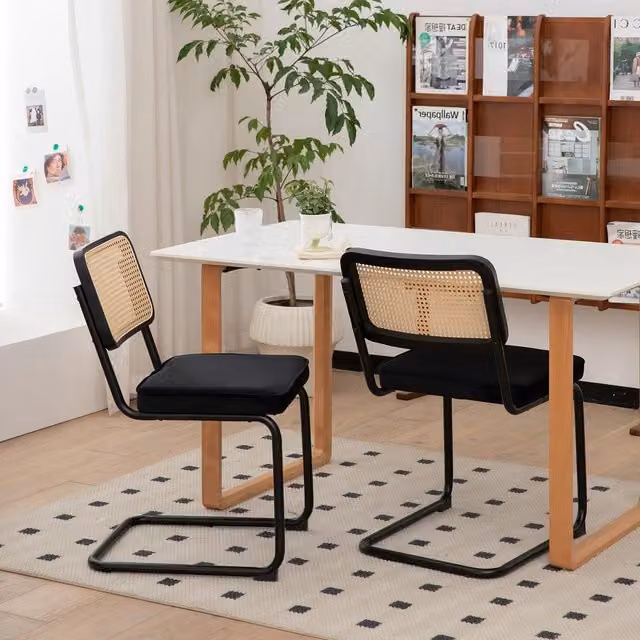 Set di 2 sedie da pranzo Minimal in velluto nero con dettagli in rattan e gambe in metallo cromato per cucina e soggiorno