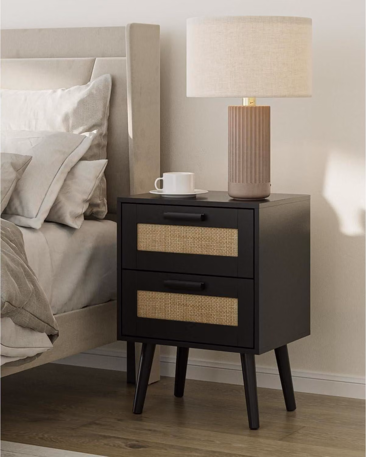 Comodino in rattan con cassetto e gambe in legno