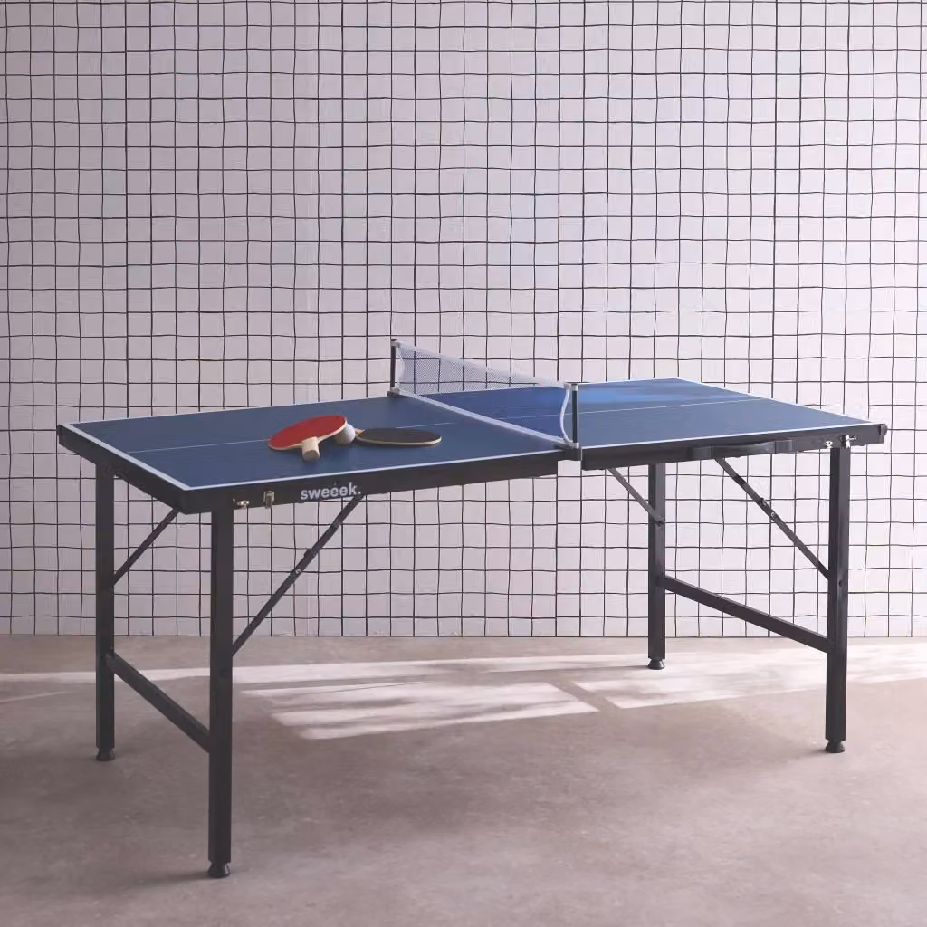 Mini tavolo da ping pong pieghevole Sweeek in MDF laminato nero e blu con struttura in metallo – 2