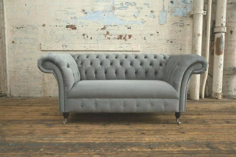 Chesterfield Luxus 2 Sitzer Couch Polster Sofa Textil Stoff Couchen Garnitur