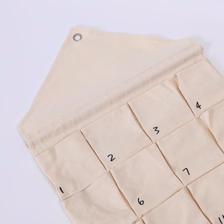 Calendario dell'Avvento con tasche in tessuto, 24 tasche numerate, da riempire autonomamente. Calendario da parete a tema natalizio