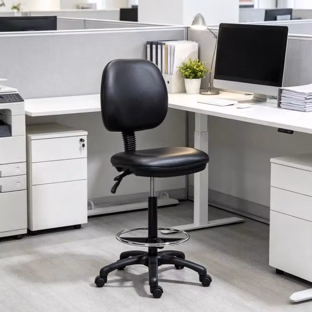 Sedia da ufficio regolabile 49,5x46x137 cm in PVC nero, girevole, salvaspazio