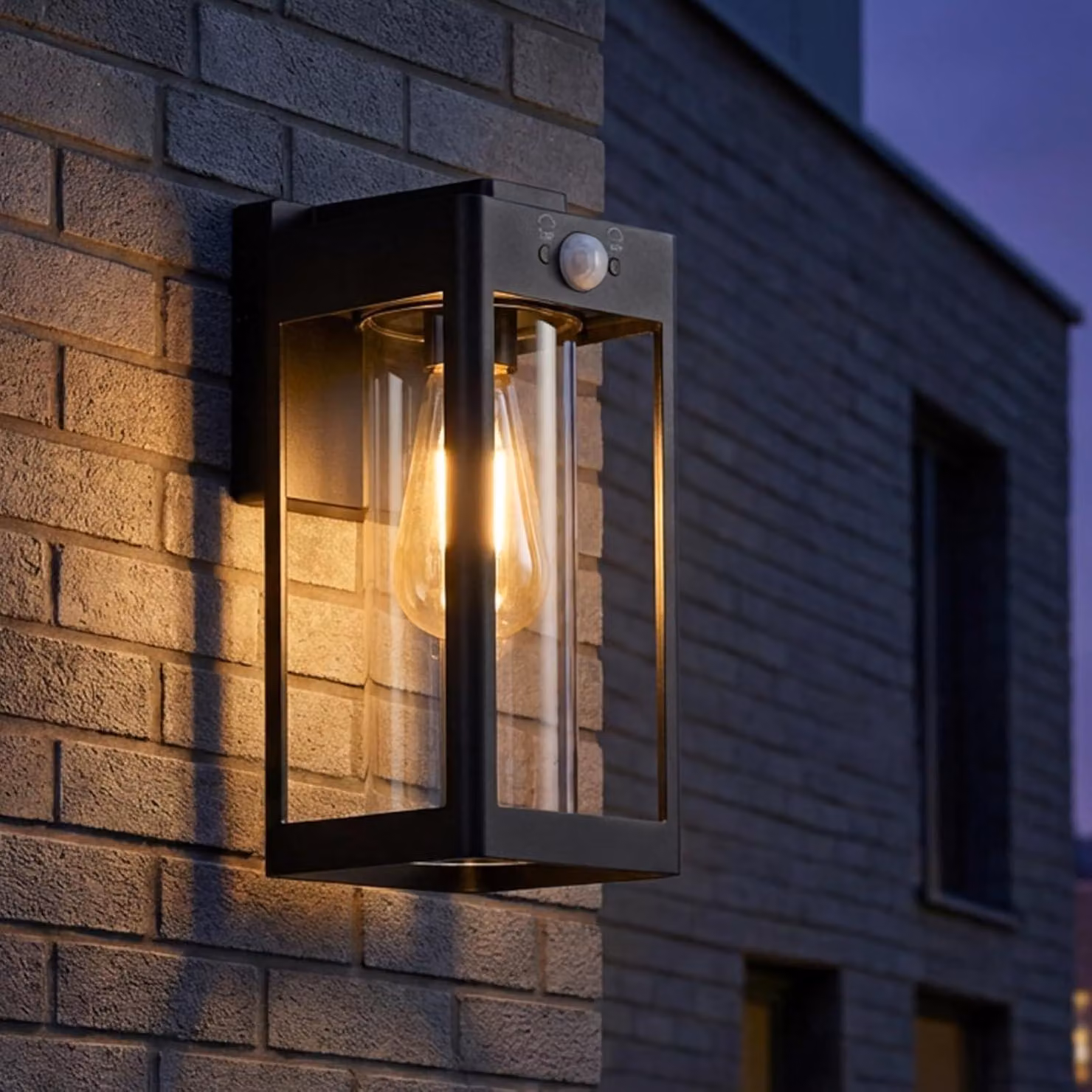 Lampada da esterno LUMILED con sensore di movimento, attacco E27, grado di protezione IP54, impermeabile, colore nero. Lampada da parete esterna per giardino, terrazza, ingresso, balcone, massima potenza 13W LED (lampadina non inclusa). Lampada da parete