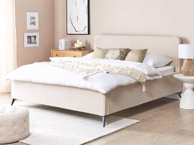 Letto Beliani in velluto a coste beige con gambe in metallo nero e doghe in legno L/P/H: 220 x 180 x 110 cm