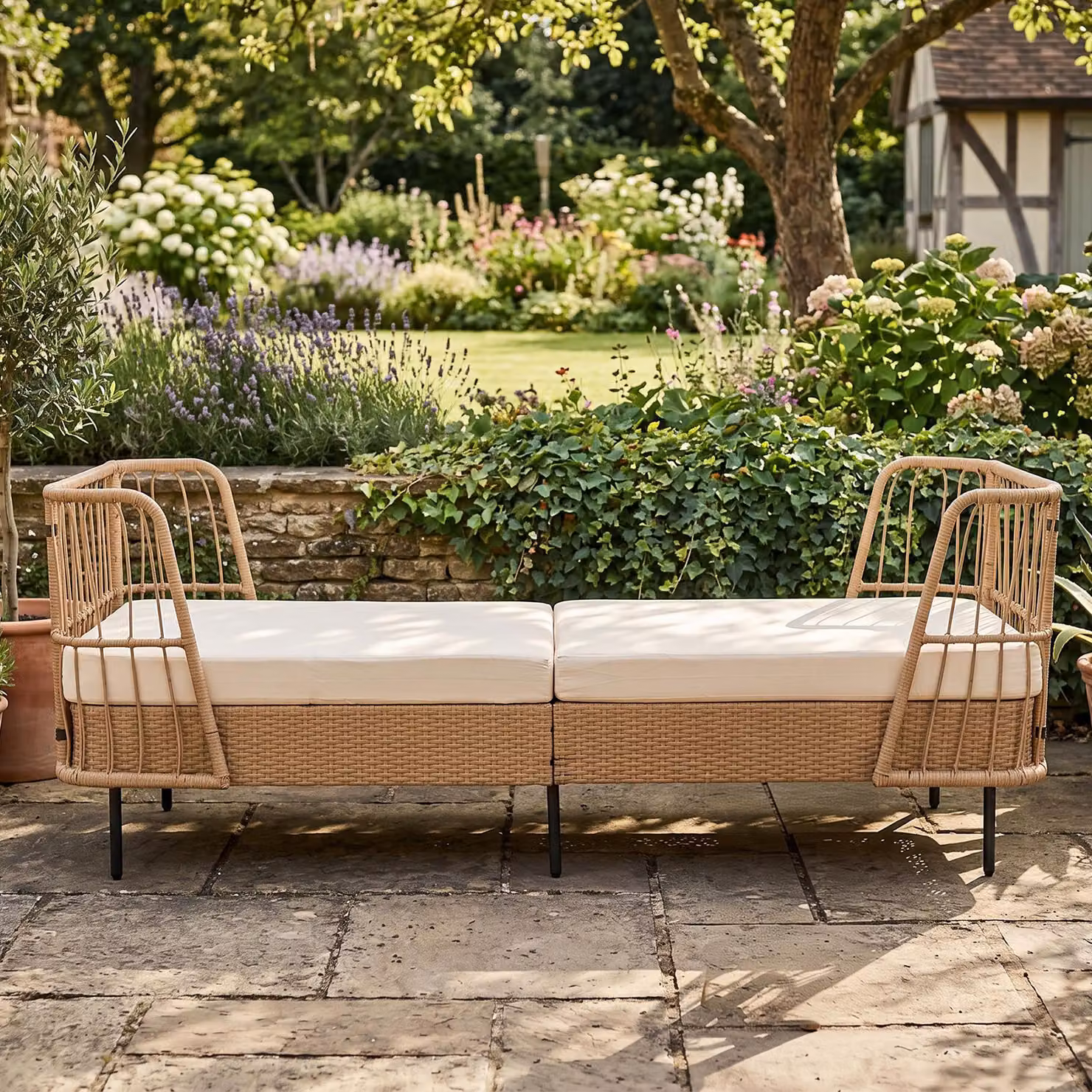 Divano letto singolo Costway in metallo e rattan PE beige con cuscini in schiuma e braccioli per camera e soggiorno