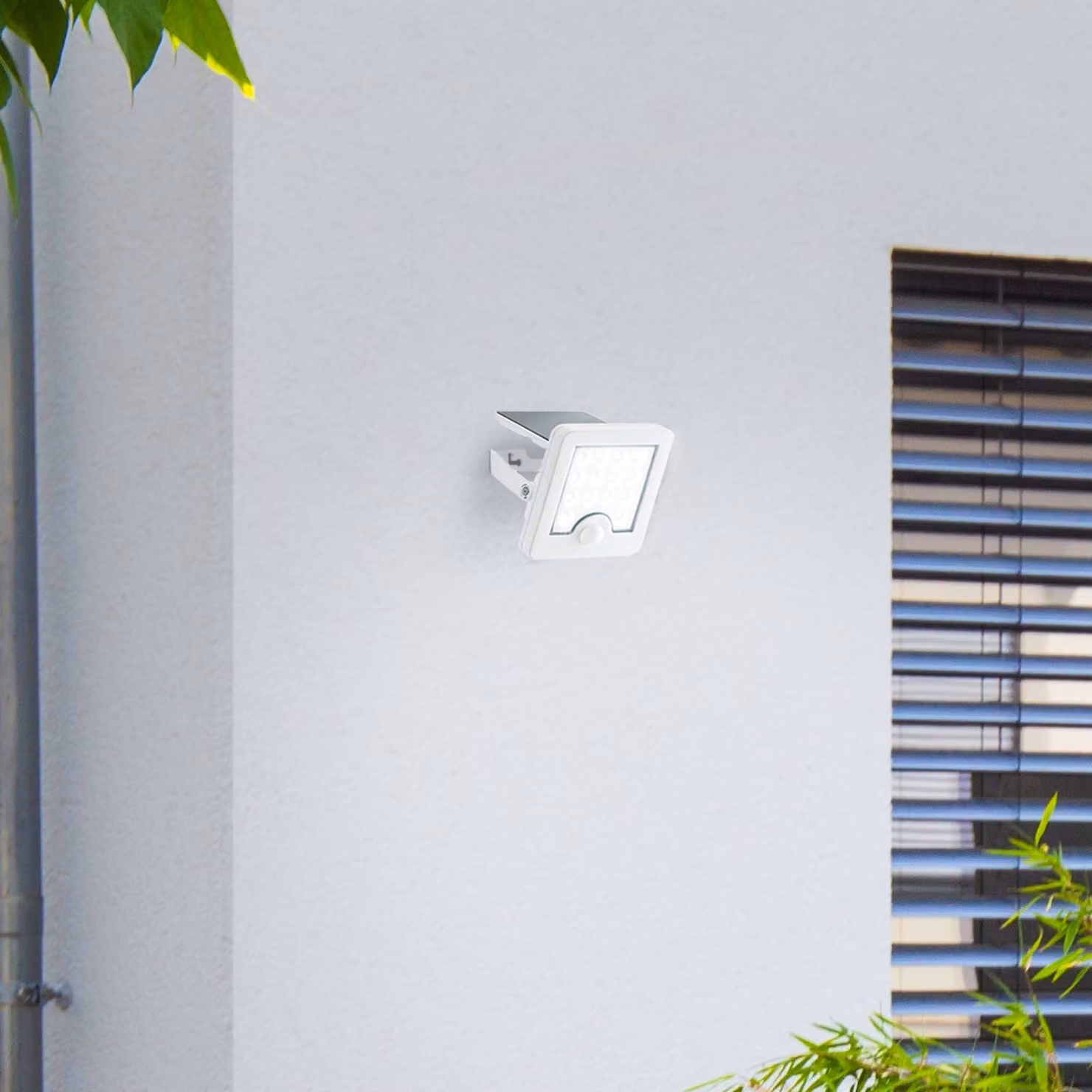 BRILLANTE applique solare bianca da esterno LUTON | con rilevatore di movimento | 4W 540lm 4000K | plastica/metallo