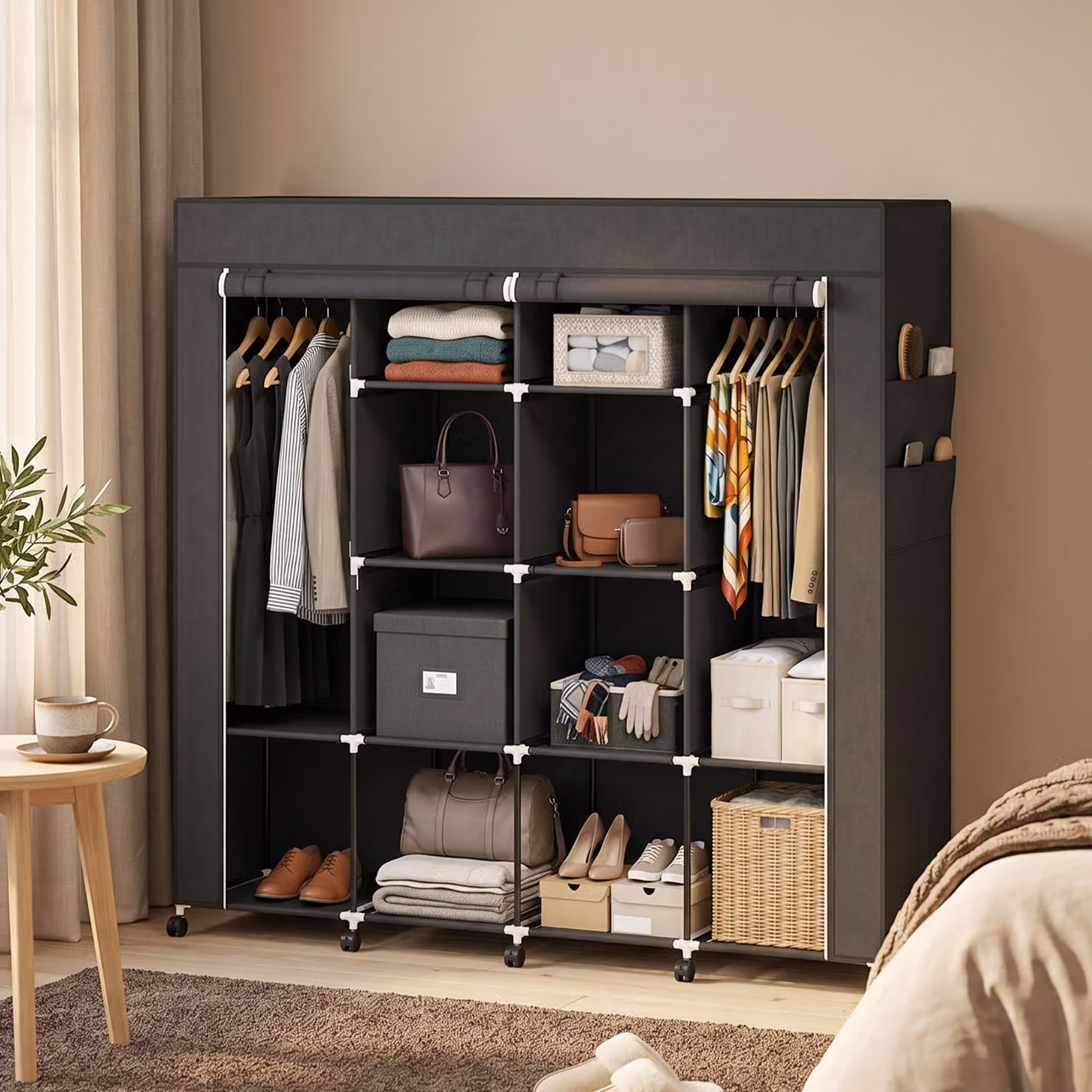 Armadio in tessuto HOMCOM con 10 scomparti, barre appendiabiti e ruote, Nero – 2