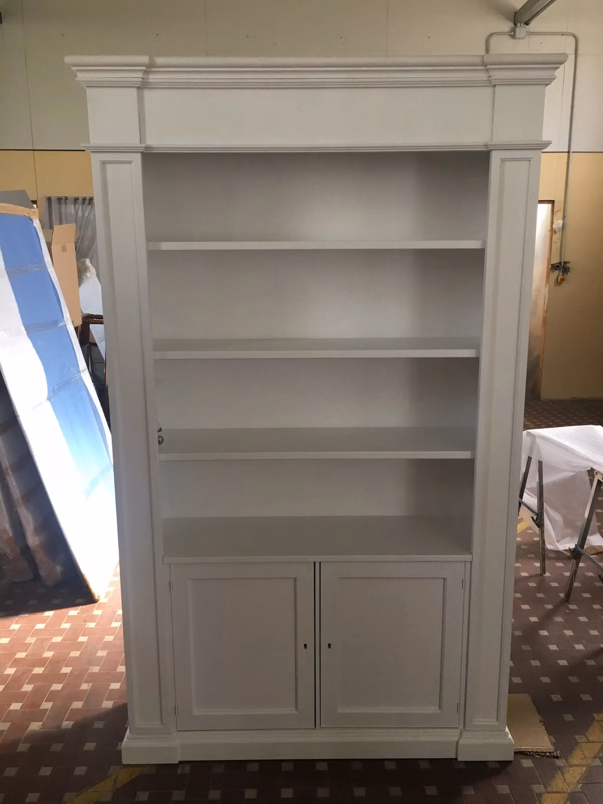 Libreria classica a 2 porte in legno di pino bianco Mobili 2G L/P/H: 140 x 40 x 220 cm – 2