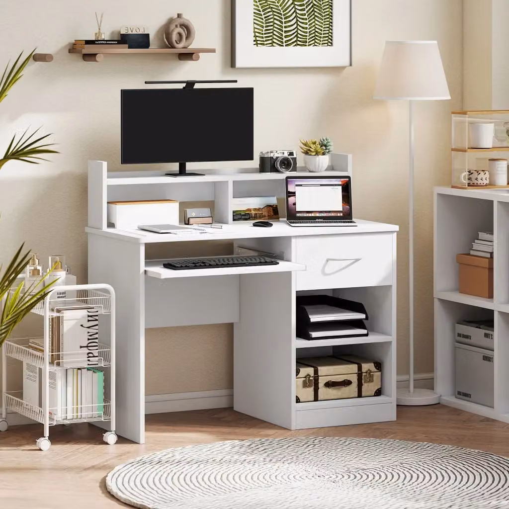 Scrivania per Computer Minimal in Legno Bianco con Ripiano Tastiera e Mensole L: 104 cm, P: 48 cm, H: 95.5 cm – 2