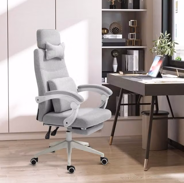 Sedia da ufficio ergonomica con rotelle, schienale regolabile a 160°, piede poggiapiedi estraibile, 62x68x117-127 cm, poliestere e schiuma