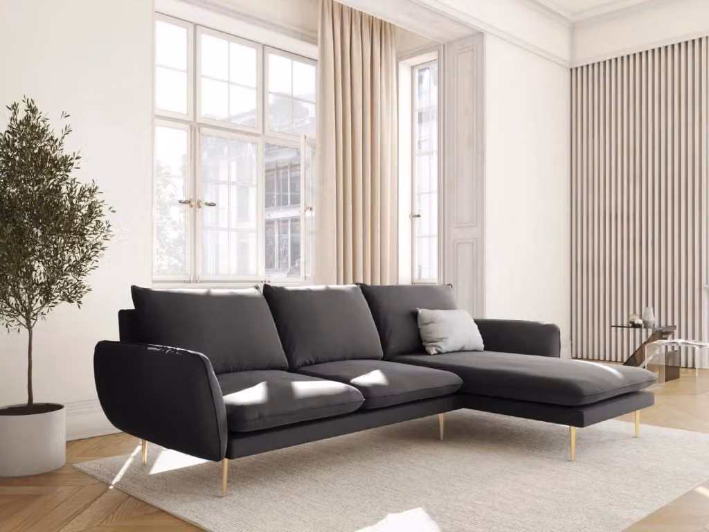 Divano angolare destro Vienna di Cosmopolitan Design in velluto grigio con dettagli oro, 5 posti, L 255 cm x P 170 cm x H 95 cm – 2