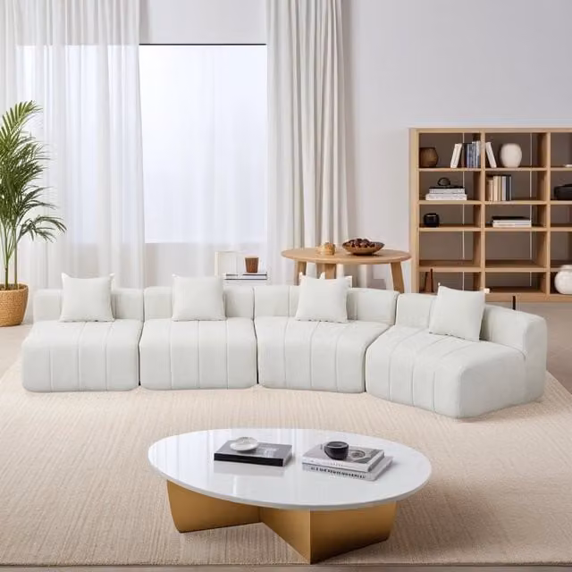 Divano modulare curvo a quattro posti con cuscini e senza montaggio, design a tasti di pianoforte in ciniglia beige