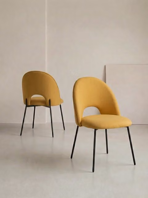 Set di 2 sedie Vilna Kenay Home rivestite in tessuto giallo senape con struttura in metallo per cucina e sala da pranzo