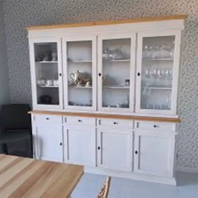 Credenza cristalliera KIVIO in stile shabby chic bianco con ante in vetro e ripiani interni per la tua sala da pranzo