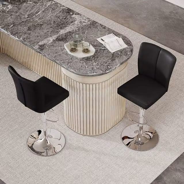 Set di 2 sgabelli da bar MIVRAY in similpelle nera e metallo argento, girevoli a 360° con poggiapiedi, L: 44 cm, P: 44 cm, H: 120 cm – 1