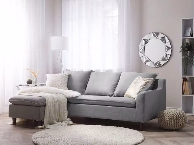 Divano ad angolo Beliani a 3 posti in tessuto grigio con chaise longue a sinistra e gambe in legno di gomma