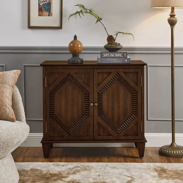 Mobile TV Retro in Legno Noce 85 cm, Credenza con Spazio Contenitore e Vetrine Simmetriche ad Accenti Geometrici per Soggiorno, Ingresso, Sala da Pranzo o Cucina
