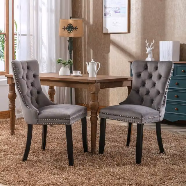 Set di 2 sedie da pranzo moderne e di alta gamma Nikki Collection, in legno massello trapuntato, rivestite in velluto, con gambe in legno e borchie de