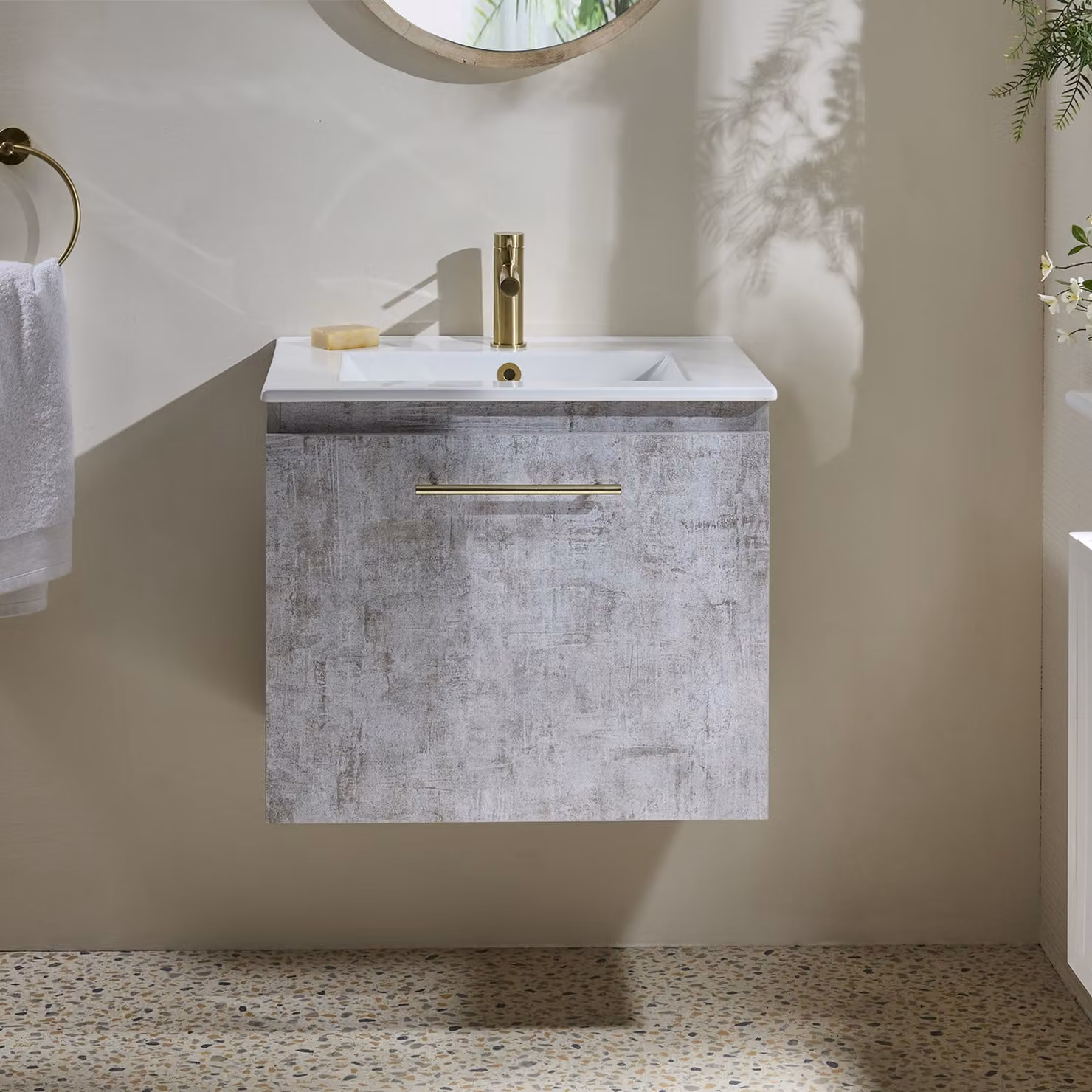 Mobile Bagno Grigio Cemento Sospeso da 600mm con Lavabo e Maniglia con Barra a T in Oro Satinato - Cluo