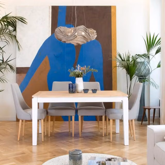 Tavolo da pranzo allungabile Vilna Banak in legno massiccio di mindi, colore bianco e naturale, forma rettangolare