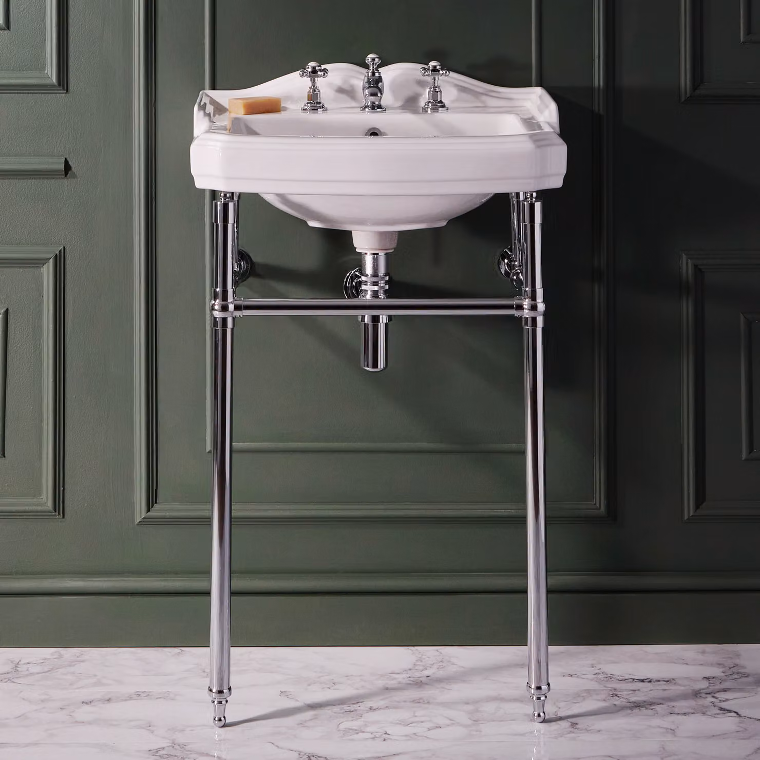 Lavabo Tradizionale 590mm - Consolle cromata - 3 fori rubinetteria - Stile Classico - Regent