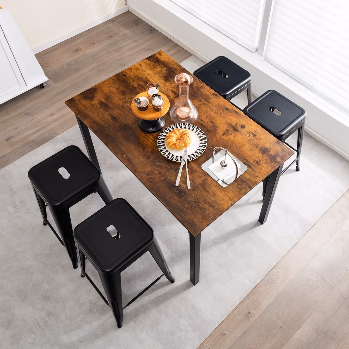 Set di 4 sgabelli da bar senza schienale Costway in metallo nero impilabili con poggiapiedi per cucina, Altezza: 61 cm