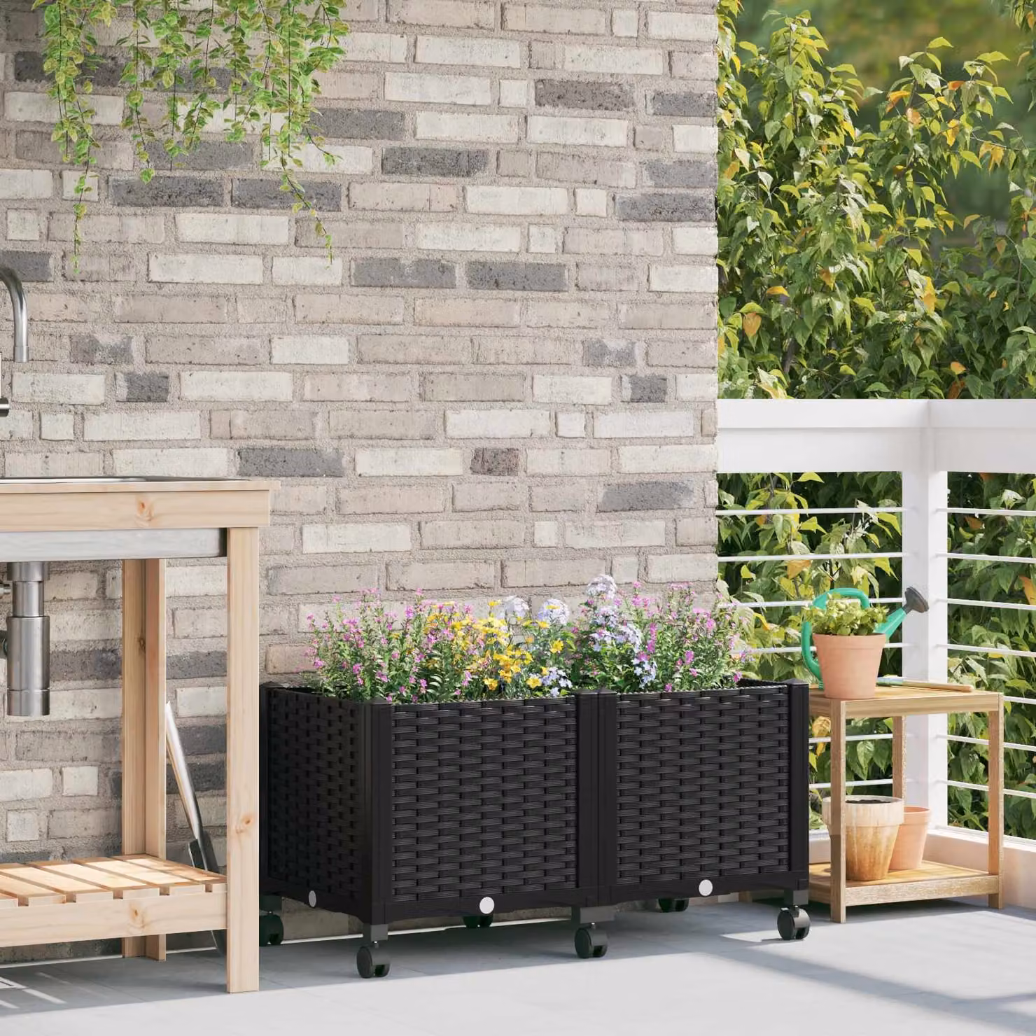 Vaso da giardino con ruote vidaXL in plastica nero L: 80 cm, P: 40 cm, H: 44 cm