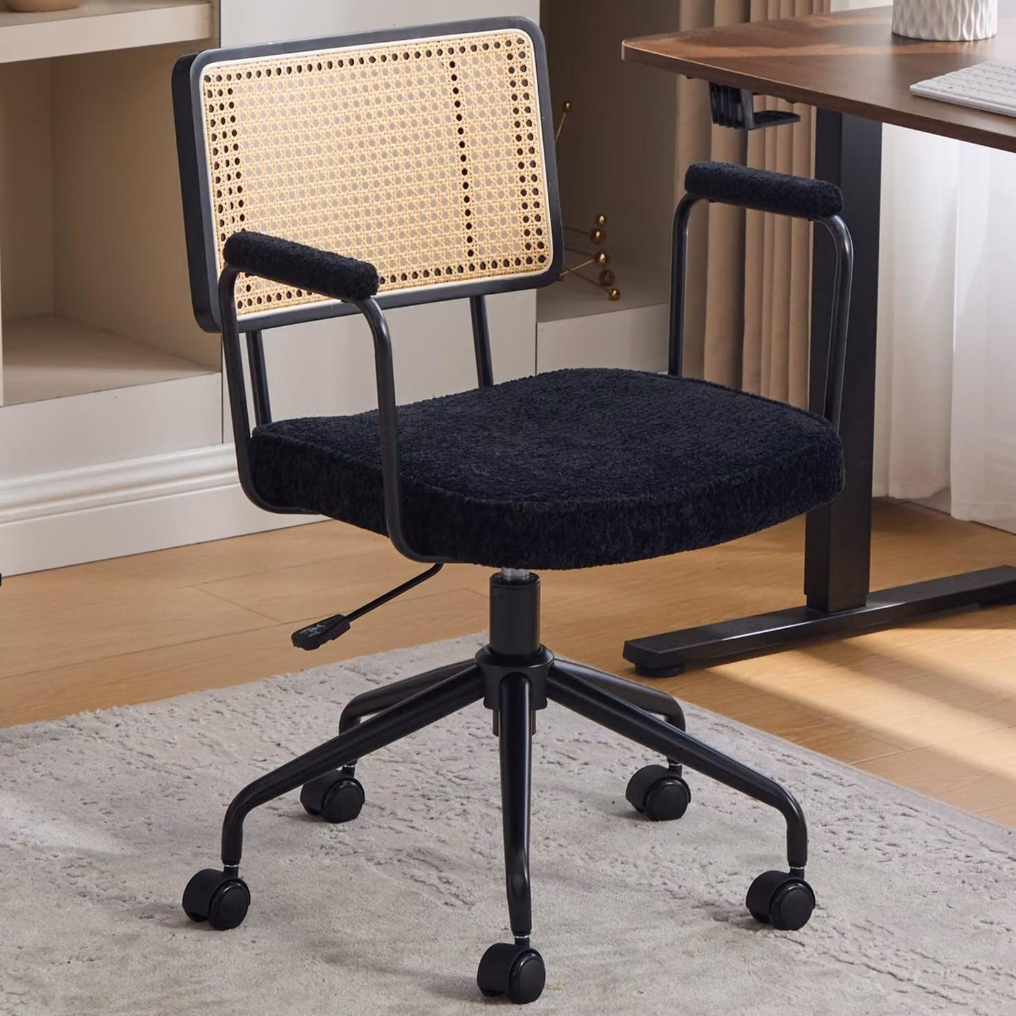 Sedia da ufficio in stile chenille, con schienale intrecciato, braccioli e rotelle, colore nero