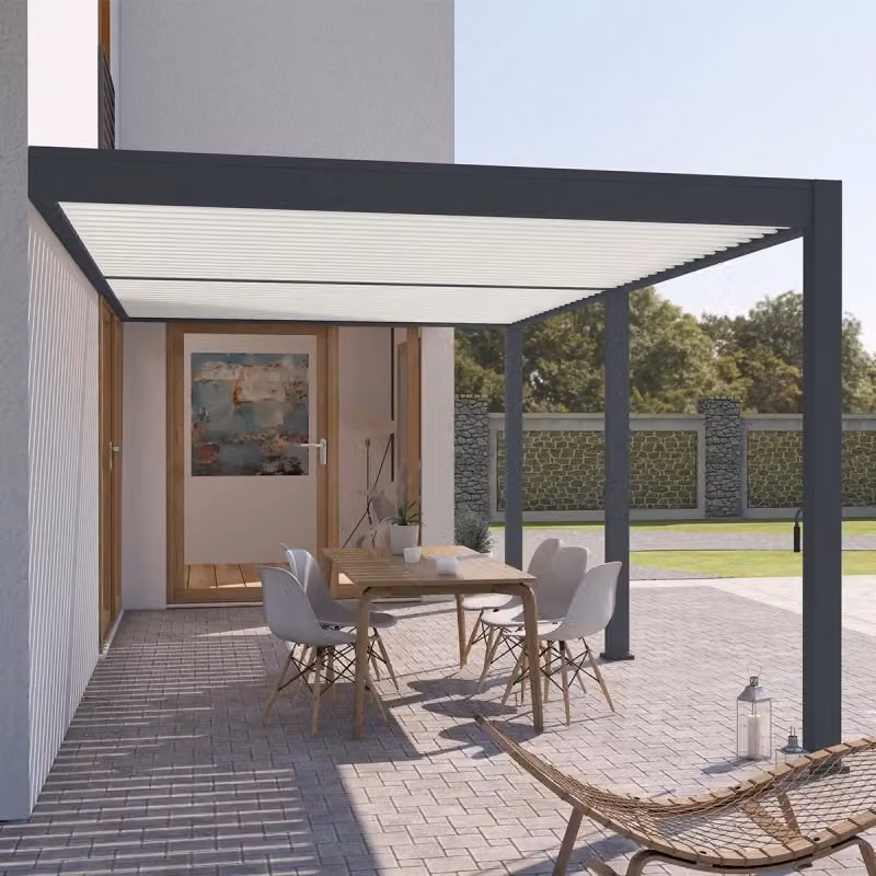 Pergola bioclimatica adossata Ombrea VS bicolore con 2 tende bianche L: 6 m, P: 3 m, H: 2,57 m – 2