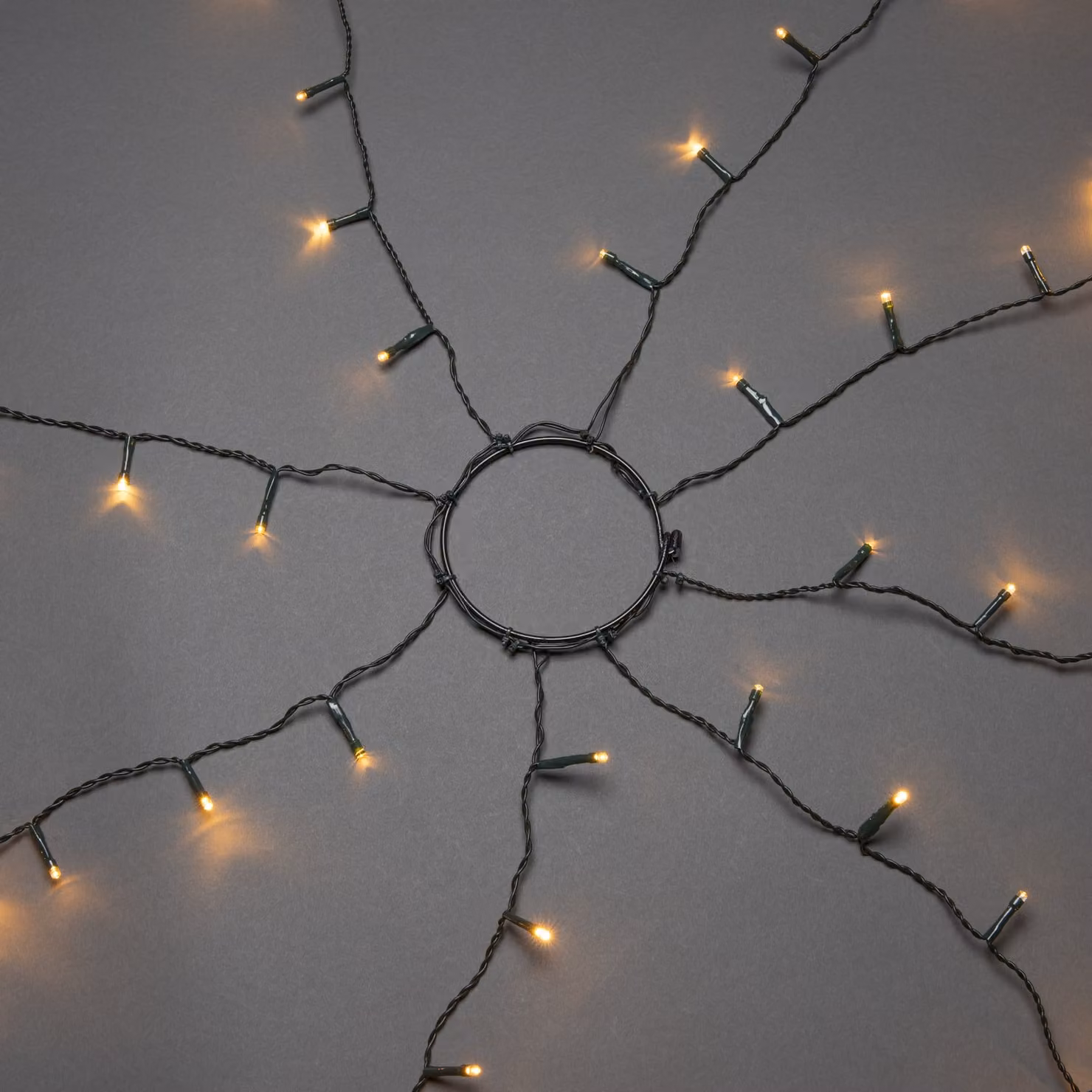 Konstsmide LED per albero con anello, 8 fili da 30 diodi ciascuno, preassemblati, con effetto luminoso, 240 diodi color ambra (120 incandescenti), trasformatore interno da 24 V, cavo verde scuro - 6365-810
