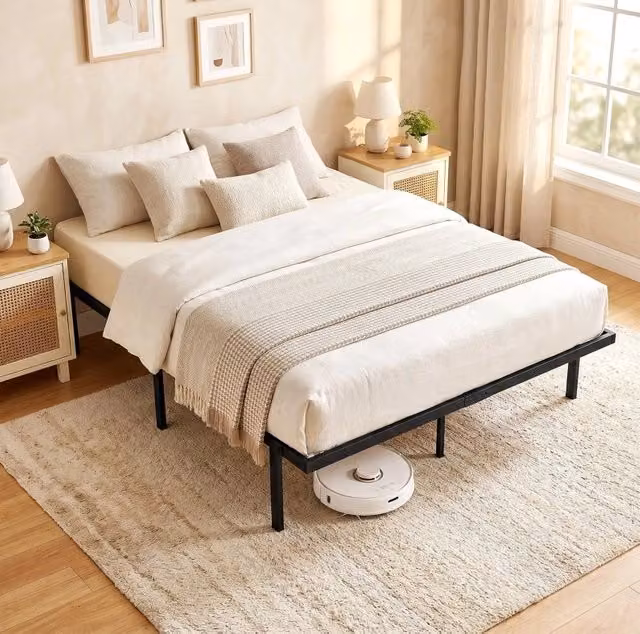 Letto matrimoniale 140x200 cm nero in metallo, rete a doghe e spazio sottoletto, senza materasso