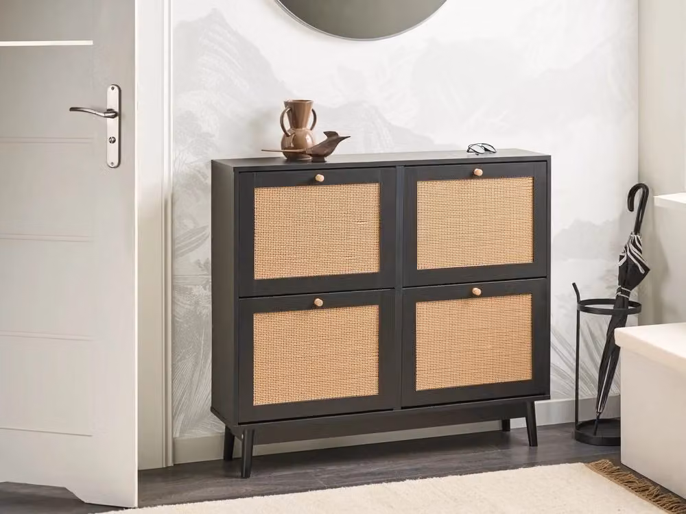 Armadietto porta scarpe BELIANI nero in stile Boho con dettagli in rattan e 4 scomparti a ribalta L: 106 cm, H: 94 cm, P: 26 cm – 2