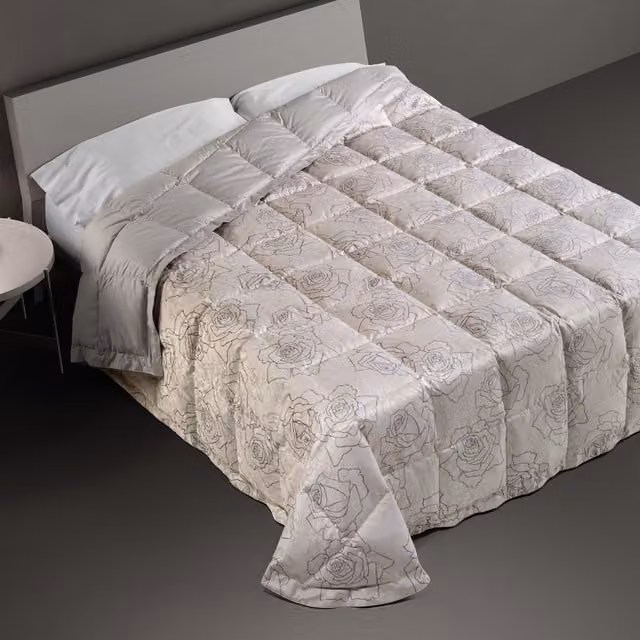 Trapunta in piuma DaunenStep con fantasia Floreale, traspirante e termoregolatrice, colore beige – 1