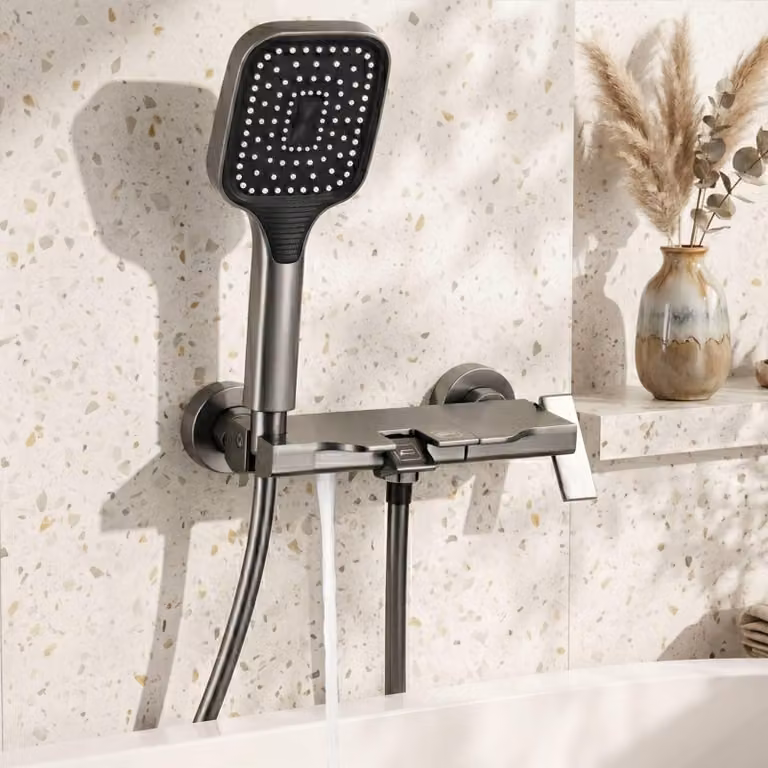 Omgoods - Rubinetto per vasca da bagno a cascata con doccetta manuale e tubo flessibile da 1,5 metri