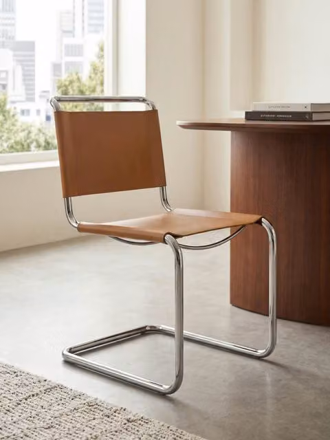 Sedia Turner in pelle marrone con gambe in metallo argento Kenay Home