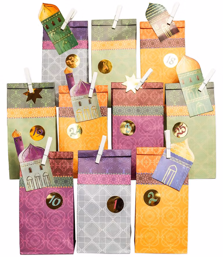 Calendario di Ramadan fai-da-te in carta, ideale per bambini e adulti. Sacchetti in carta kraft stampati nei colori viola e oro, da riempire, da esporre e da utilizzare come decorazione. Scritta "Eid Mubarak". Riutilizzabili. Set da 4