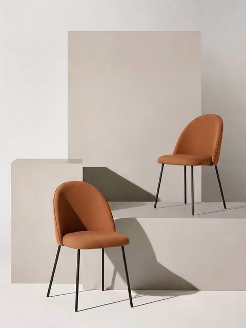 Set di 2 sedie imbottite Tall Kenay Home colore terracotta e nero con struttura in metallo per sala da pranzo e cucina