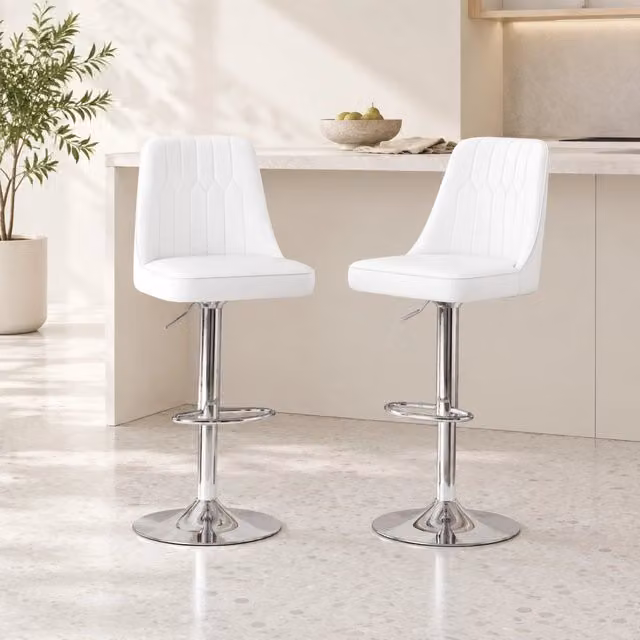 Set di 2 sgabelli da bar MIVRAY regolabili in altezza, rivestimento in similpelle bianca e base in metallo cromato argento, girevoli a 360°