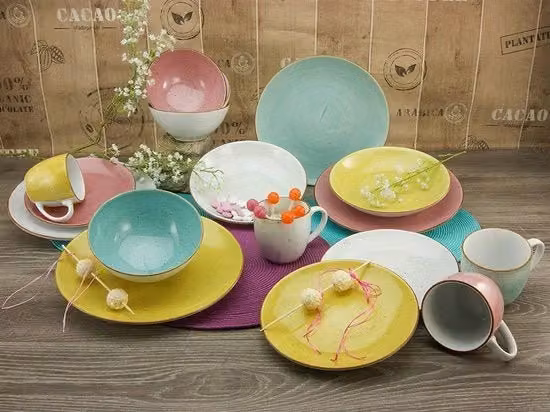 Set di piatti e bicchieri in materiale ecocompatibile
