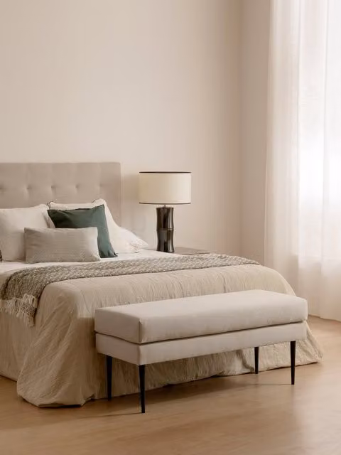 Panca moderna Kenay Home con rivestimento in tessuto beige e struttura in metallo nero L: 113 cm, H: 46,5 cm