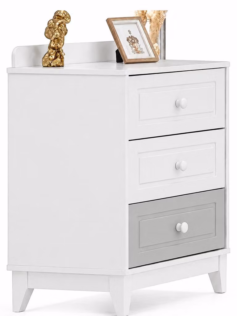 Comodino moderno per bambini con tre cassetti e dettagli eleganti