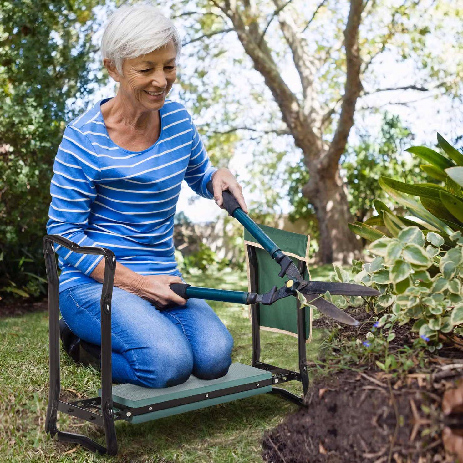 Panca da giardino pieghevole 2 in 1 Outsunny con inginocchiatoio, cuscini in EVA e borsa portaoggetti, Verde e Nero – 2