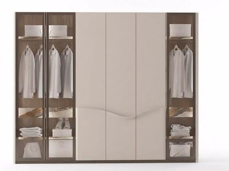 Armadio spazioso, elegante, di colore beige, in stile moderno