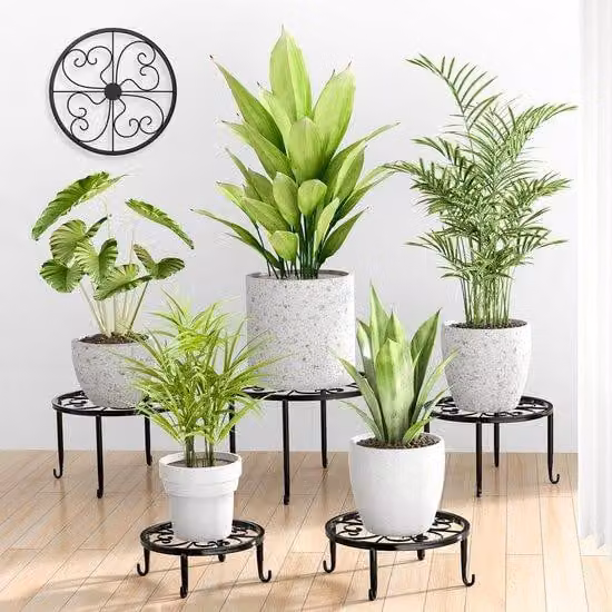 Set di 5 supporti per piante in metallo, ideali per interni ed esterni, con diverse altezze (18–28 cm), resistenti alla ruggine, stabili e dotati di protezioni per il pavimento