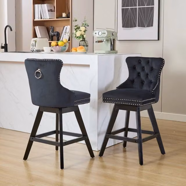 Set di 2 sgabelli da bar rotanti Zephmum in velluto nero con gambe in legno e finiture in ottone