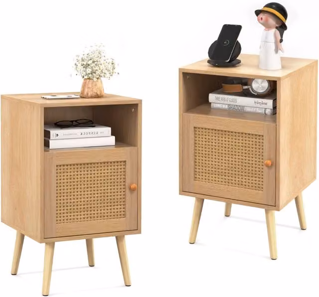 Set di 2 comodini in rattan e legno di pino color beige con mensola aperta e porta decorata per camera da letto o soggiorno