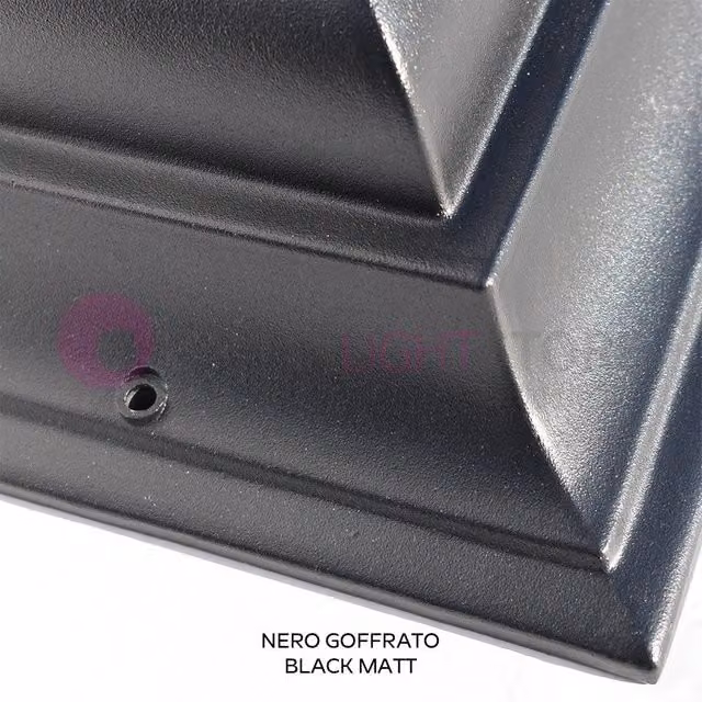ATHENA GRANDE Lanterna a Parete Quadrata Classica per Esterno Giardino COLORE STRUTTURA: NERO GOFFRATO, COLORE DIFFUSORE: TRASPARENTE