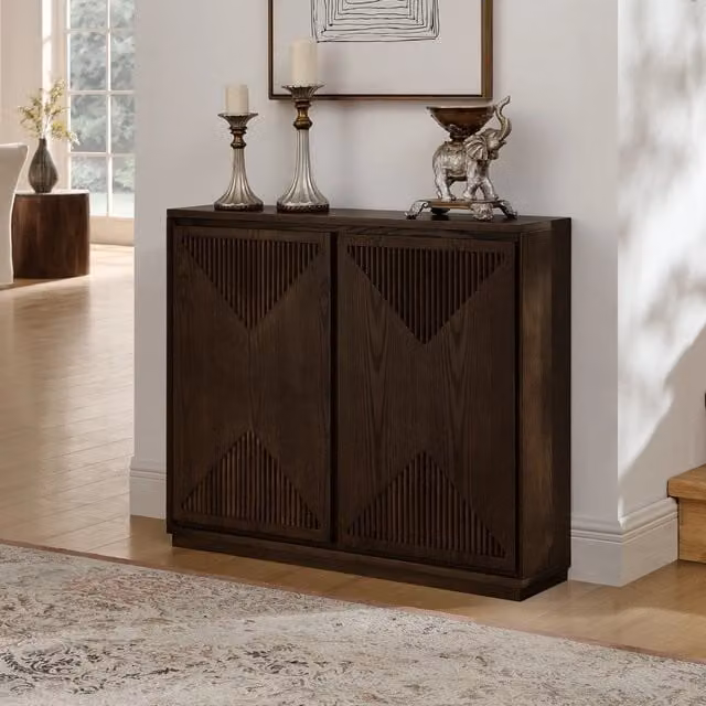 Credenza con ante scanalate a V in legno e MDF marrone