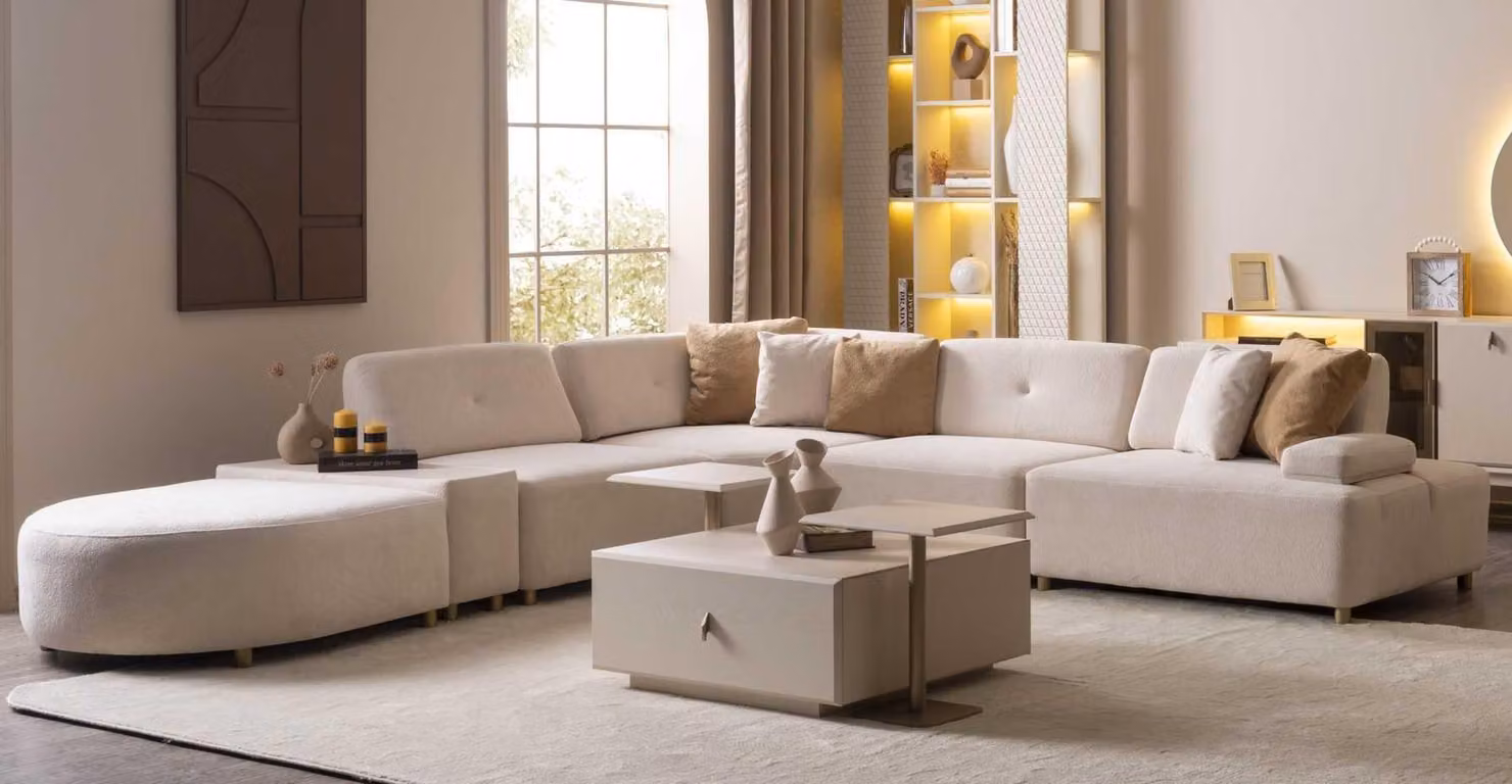 Divano ad angolo, tavolino da salotto, stile moderno, colore beige, comodo, spazioso, nuovo, morbido