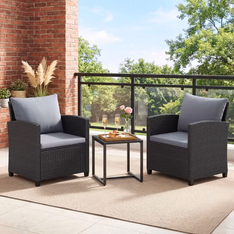 Set mobili da giardino Outsunny in rattan PE composto da 2 poltrone e 1 tavolino con vetro temperato, salotto da esterno moderno nero e grigio